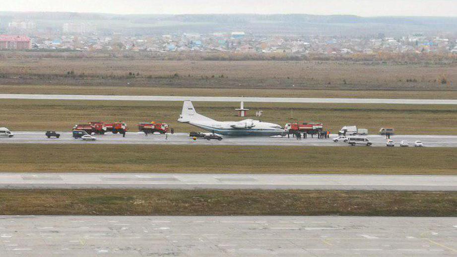 Ан-12 совершил аварийную посадку в Екатеринбурге
