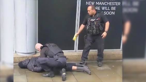 В Манчестере преступник с ножом напал на посетителей торгового центра