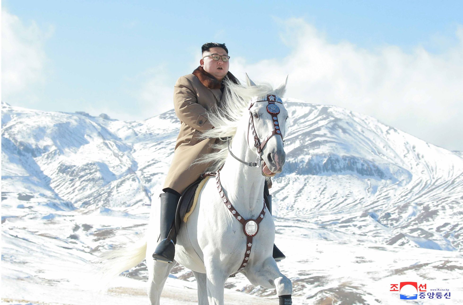 Ким Чен Ын покатался верхом на белом коне и поднялся на вершину священной горы Пэктусан