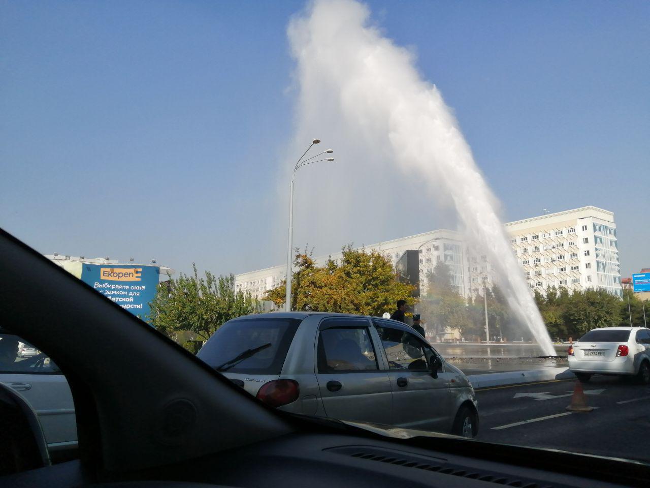 В Ташкенте на Нукусской улице прорвало трубу с горячей водой