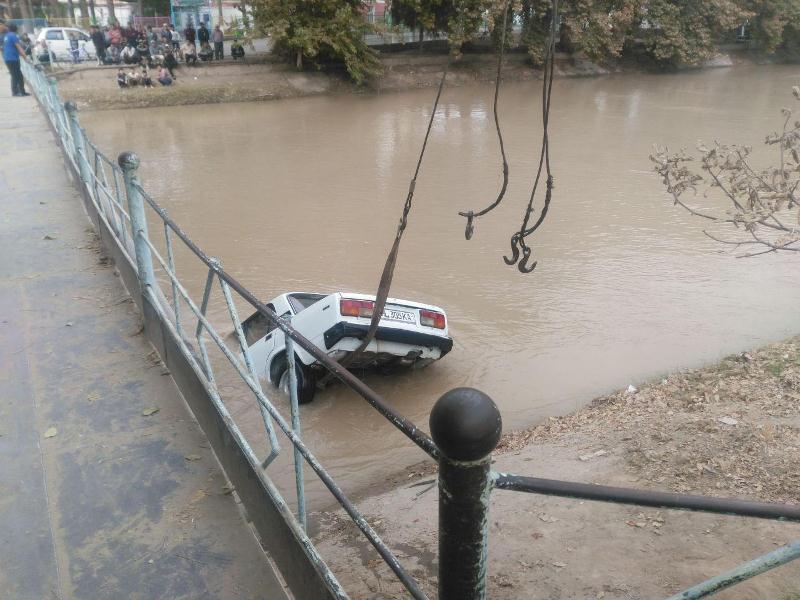 В Сурхандарье спасатели достали из реки утонувшую «Жигули»