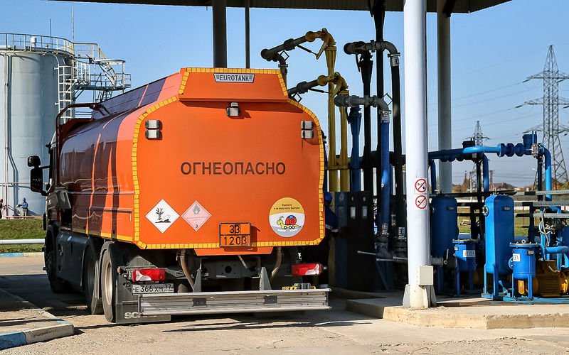 Узбекистану запретили импортировать бензин из Казахстана на полгода