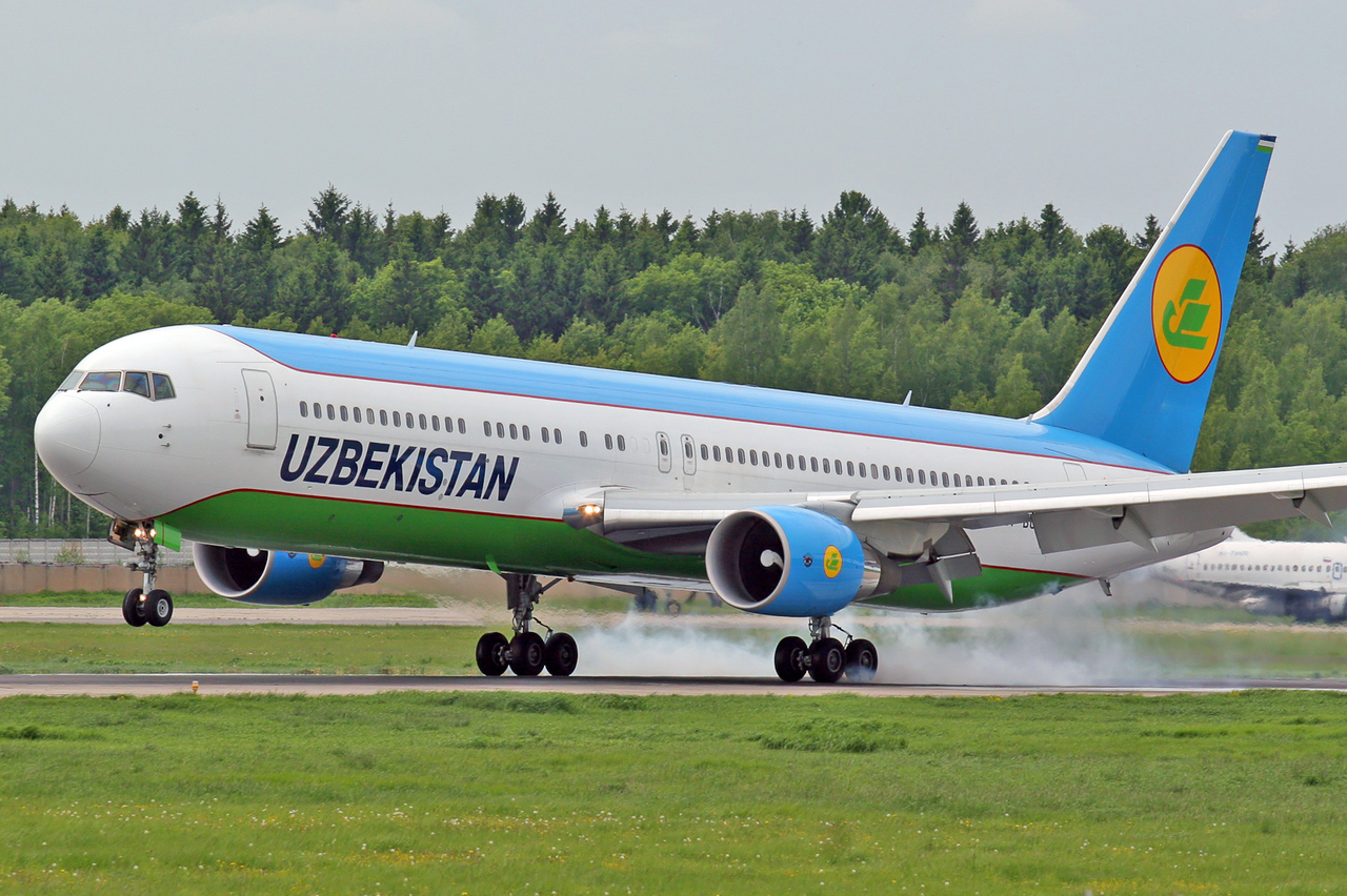 Самолет рейса Пекин-Ташкент совершил экстренную посадку