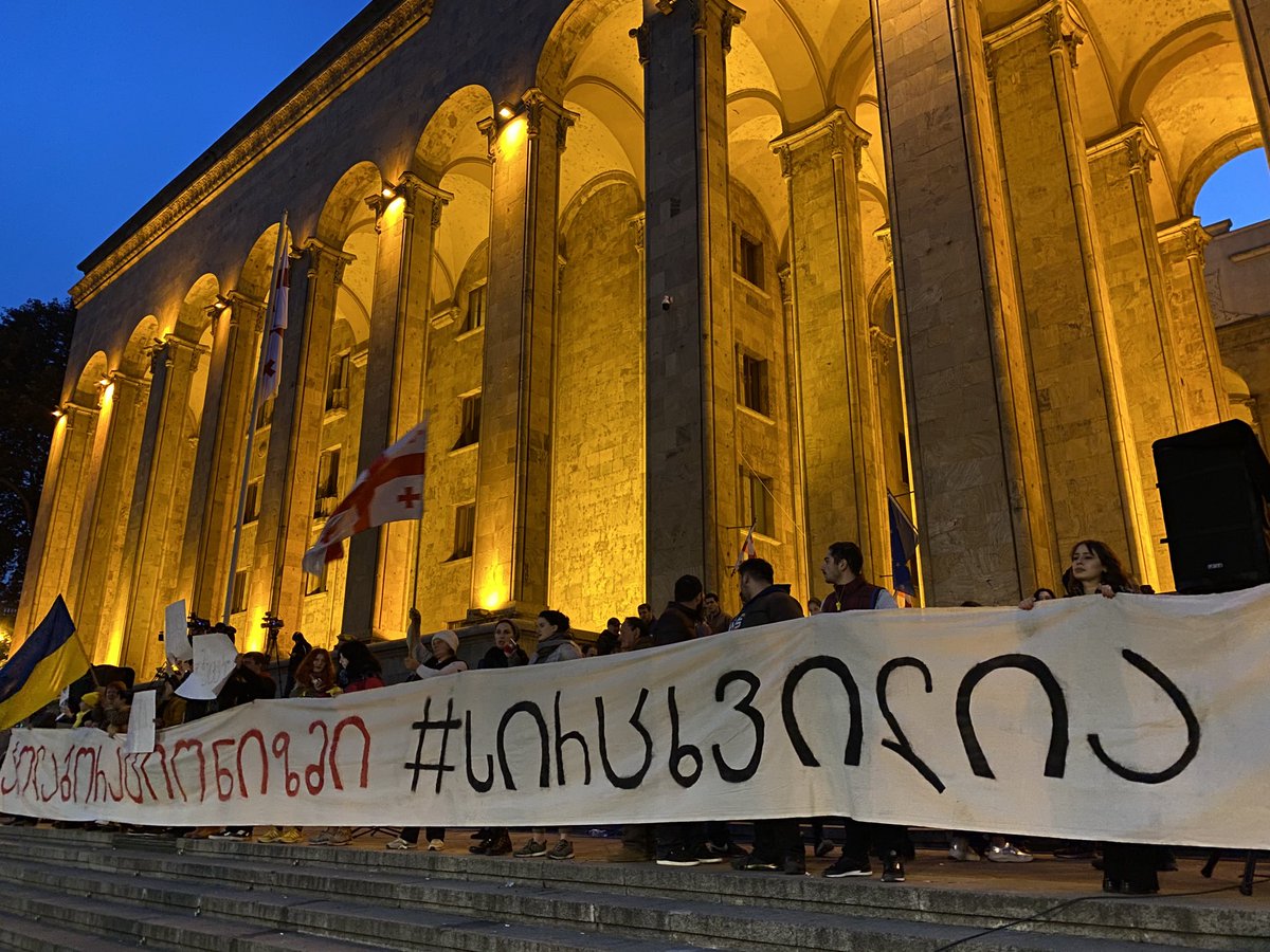 Тбилиси охватили акции протеста после попытки изменить Конституцию