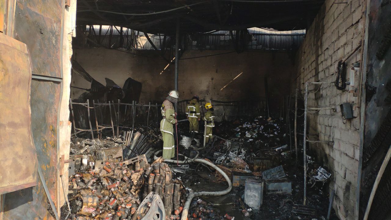 В Юнусабадском районe сгорели склады строительных компаний