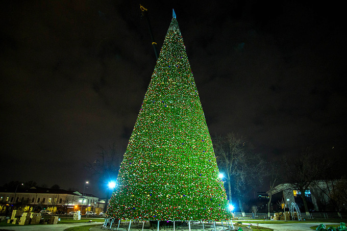 Tashkent City обзавелся новогодней елкой