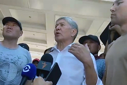 Экс-президента Киргизии насильно привезли в суд