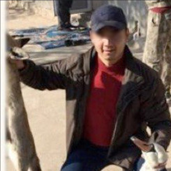 Позировавшего в Instagram с убитым лебедем мужчину объявили в розыск 