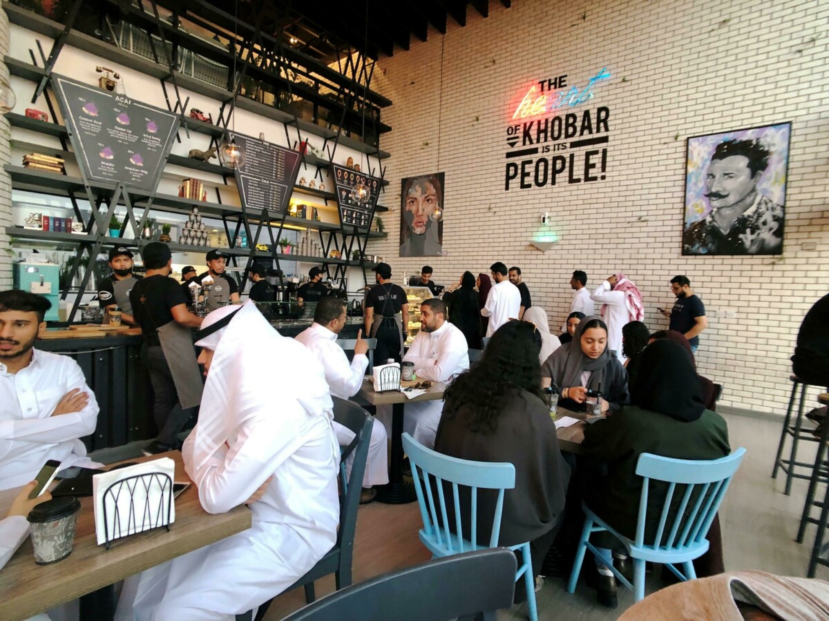 Ресторанам в ​Саудовской Аравии разрешили впускать мужчин и женщин через общий вход