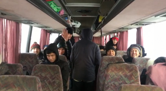 Десятки узбекистанцев вызволены из замершего автобуса в Казахстане 