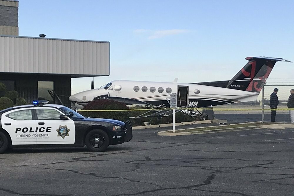 В Калифорнии 17-летняя девушка прокатилась на самолёте и врезалась в ограду