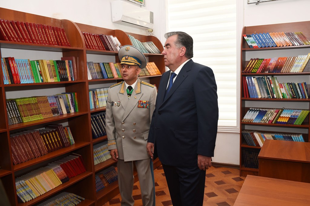 По распоряжению Эмомали Рахмона каждый таджикистанец должен прочитать не менее пяти книг в год 