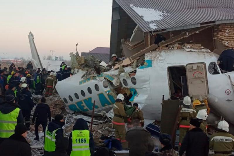 Названы возможные причины крушения самолета Bek Air в Казахстане