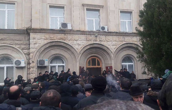 Протестующие ворвались в здание администрации президента Абхазии