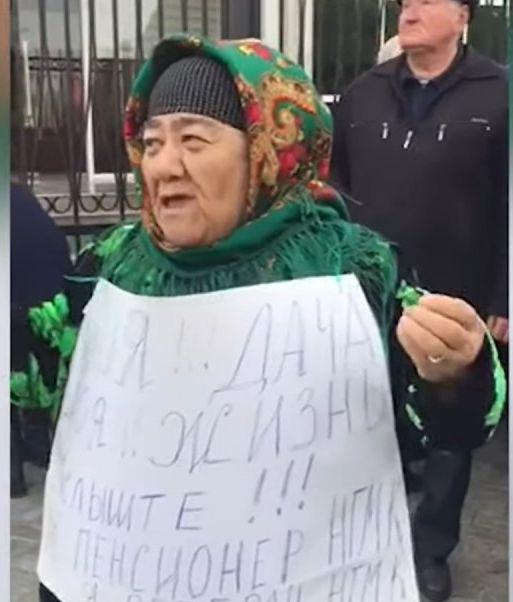  В Навои десятки людей в знак протеста против сносов собрались у здания областного хокимията 