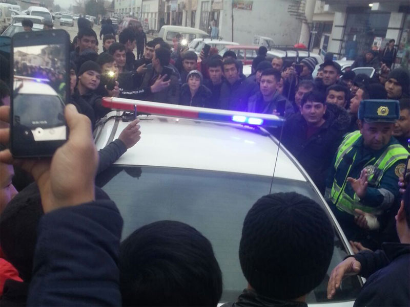 В Кашкадарье жители окружили машину пьяного сотрудника ДПС и потребовали оштрафовать его