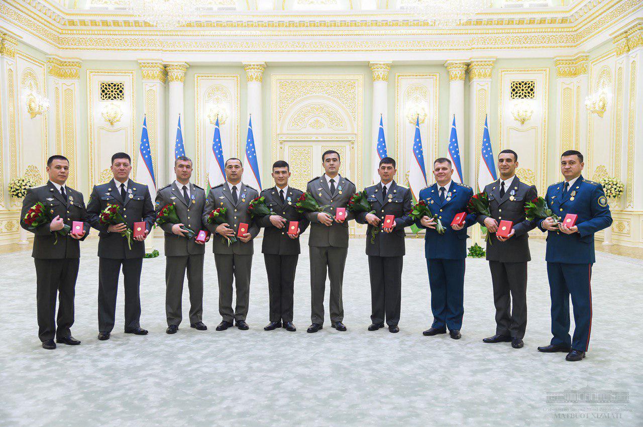 Шавкат Мирзиёев наградил военнослужащих и сотрудников правоохранительных органов