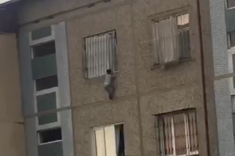 Ребенок сорвался с пятого этажа в Ташкенте – видео