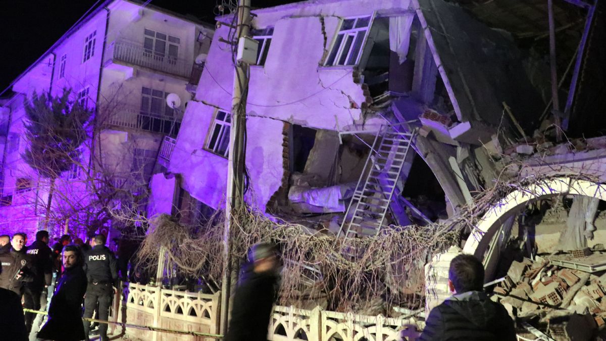 В Турции произошло мощное землетрясение магнитудой 6,8 балла 