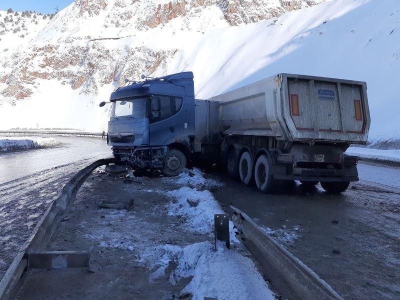 Два грузовика за день попали в ДТП на перевале «Камчик»