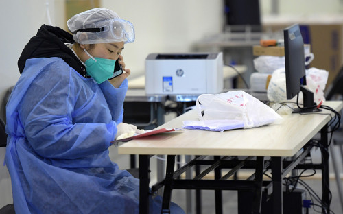 Число погибших от коронавируса в Китае превысило 900 человек 