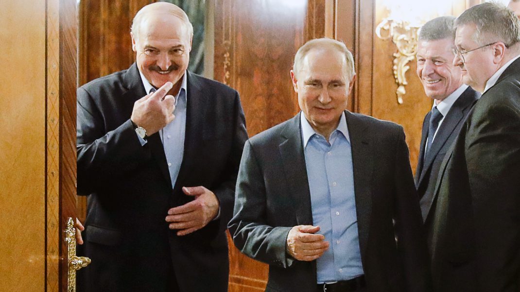 Bloomberg: Путин меняет Конституцию из-за провала плана объединиться с Белоруссией