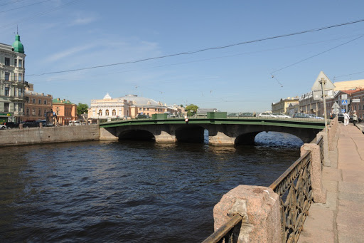 В Санкт-Петербурге узбек сбросил женщину в реку и умер сам – видео 