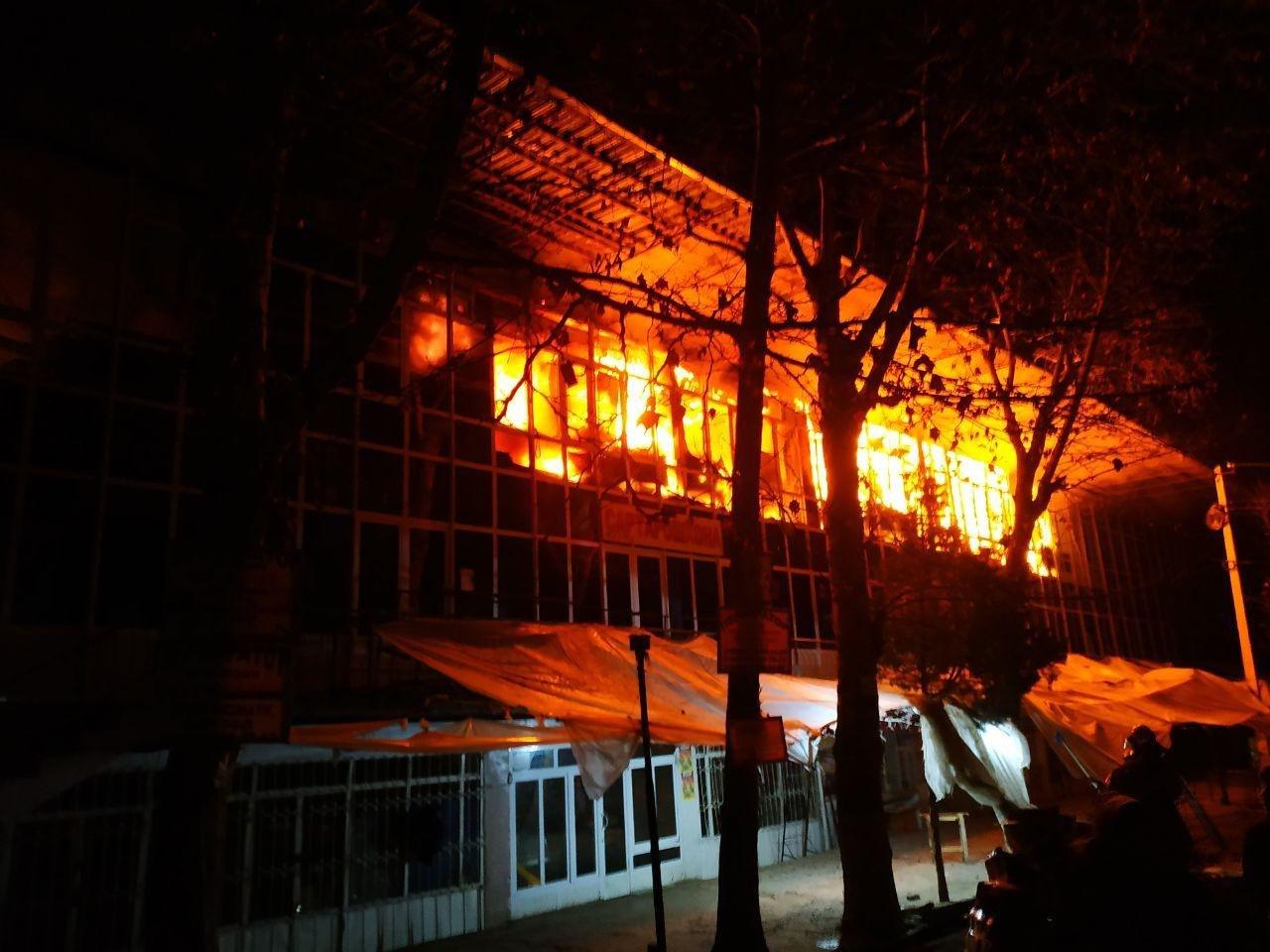 В Сурхандарьинской области загорелся торговый центр 