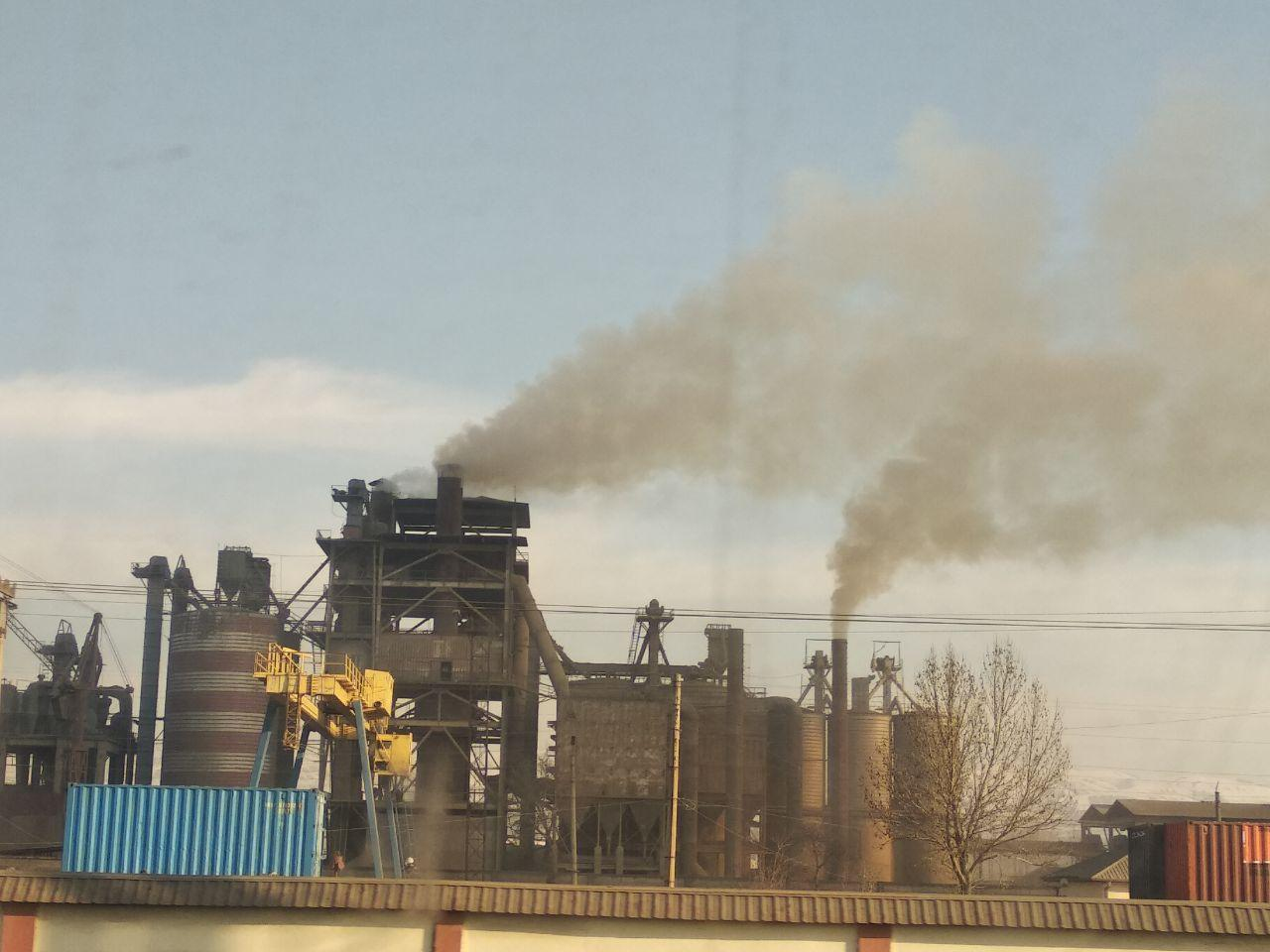 В Андижане приостановили работу цементного завода из-за загрязненного воздуха