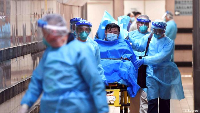 В Китае вылечились более половины больных коронавирусом