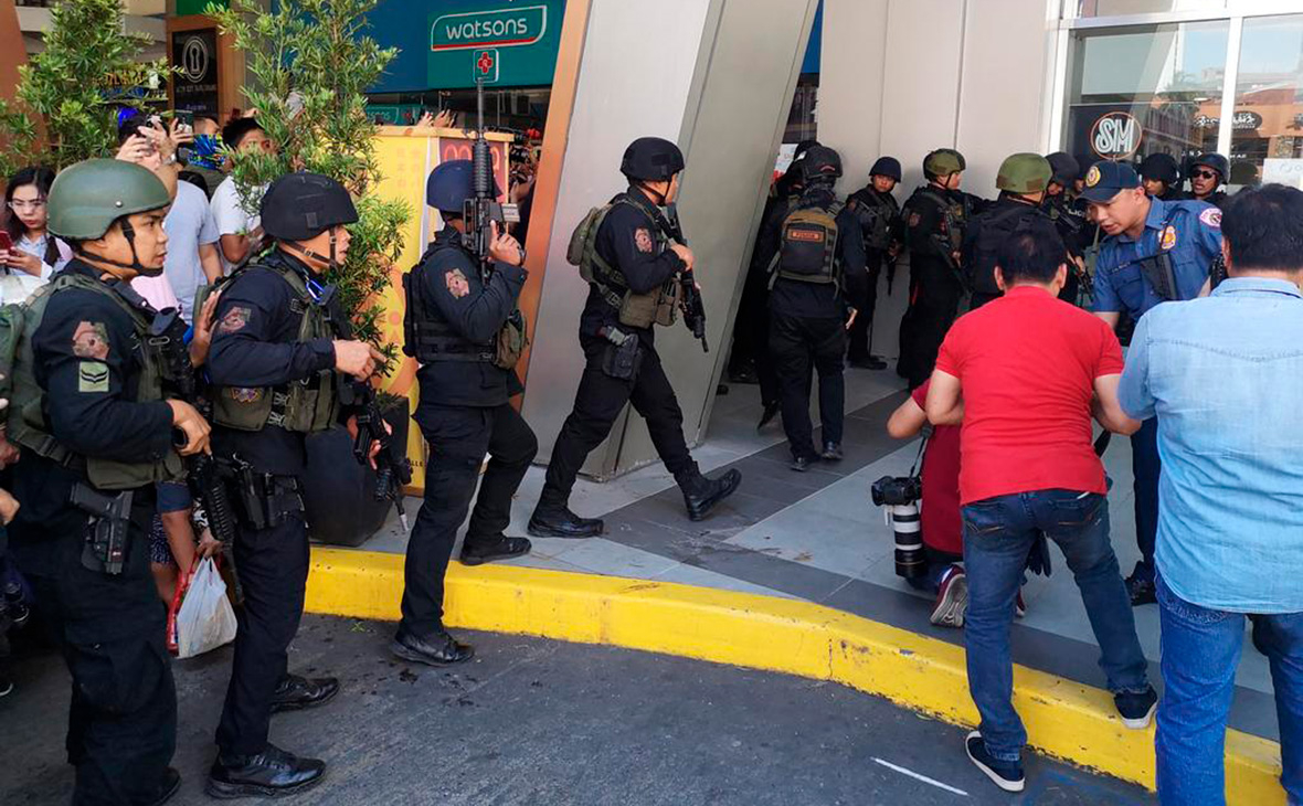 На Филиппинах вооруженный мужчина захватил в заложники 30 человек в торговом центре