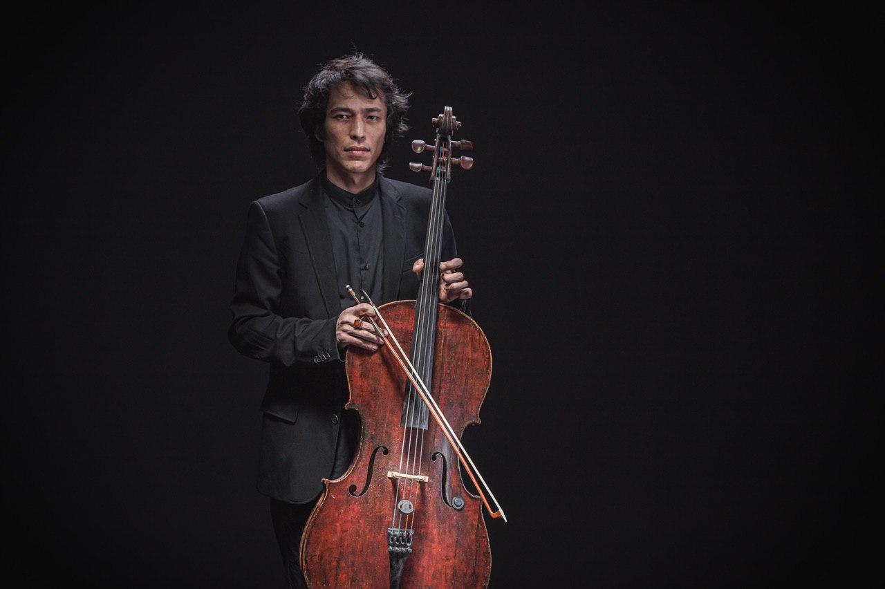 Знаменитого музыканта Узбекистана не выпустили из страны из-за старинной виолончели