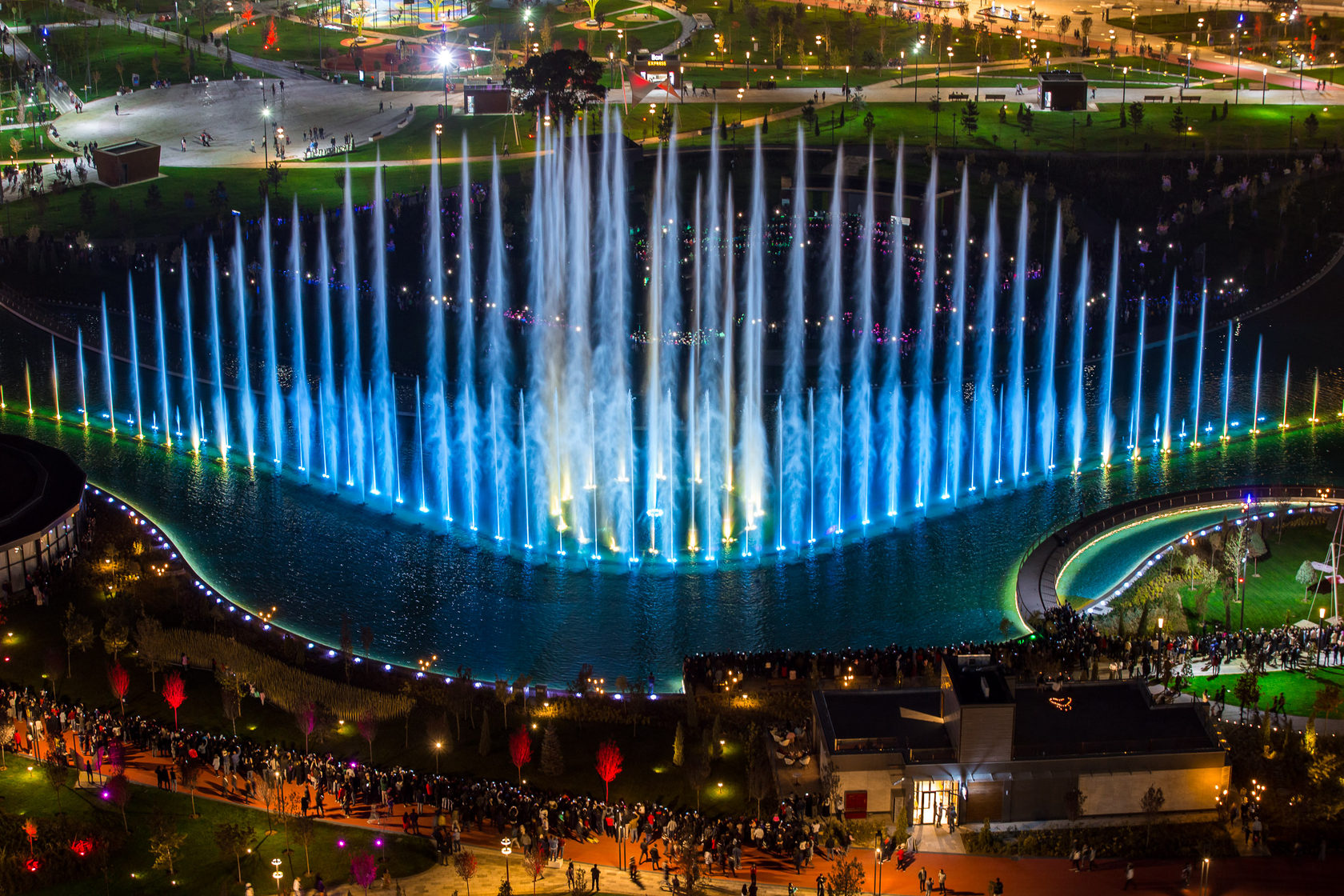 В Ташкенте заработал танцующий фонтан