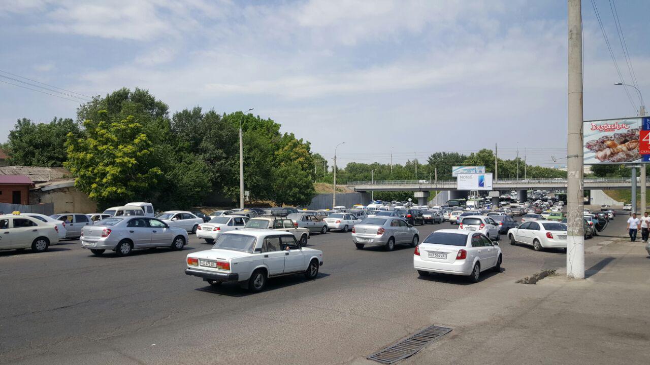В Ташкенте временно открыли круговое движение возле ТЦ Aviator