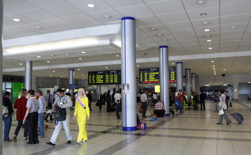 Сотни узбекистанцев, летевших из Москвы в Ташкент застряли в аэропорту Новосибирска