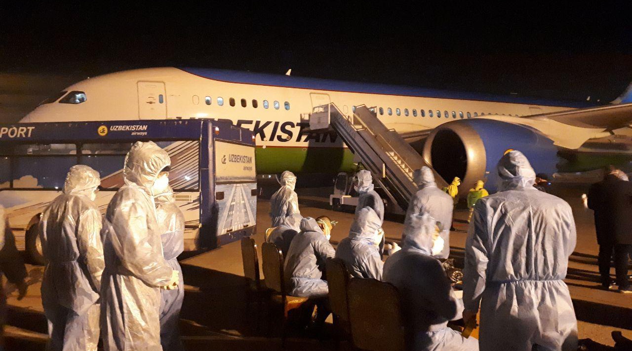 Несколько пассажиров чартерного рейса из Москвы доставлены в больницу с высокой температурой