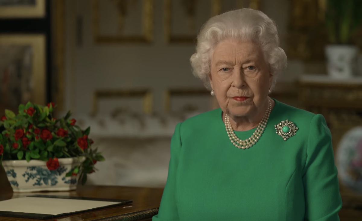 «Мы это преодолеем», — Королева Великобритании Елизавета II выступила с телеобращением в связи с коронавирусом