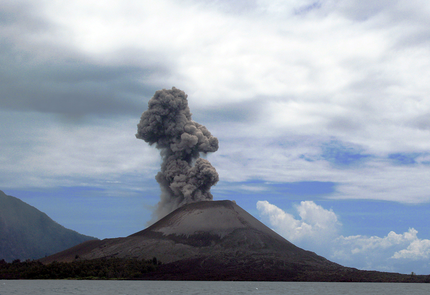 В Индонезии за последние сутки вулкан Анак-Кракатау дважды выбросил столб пепла