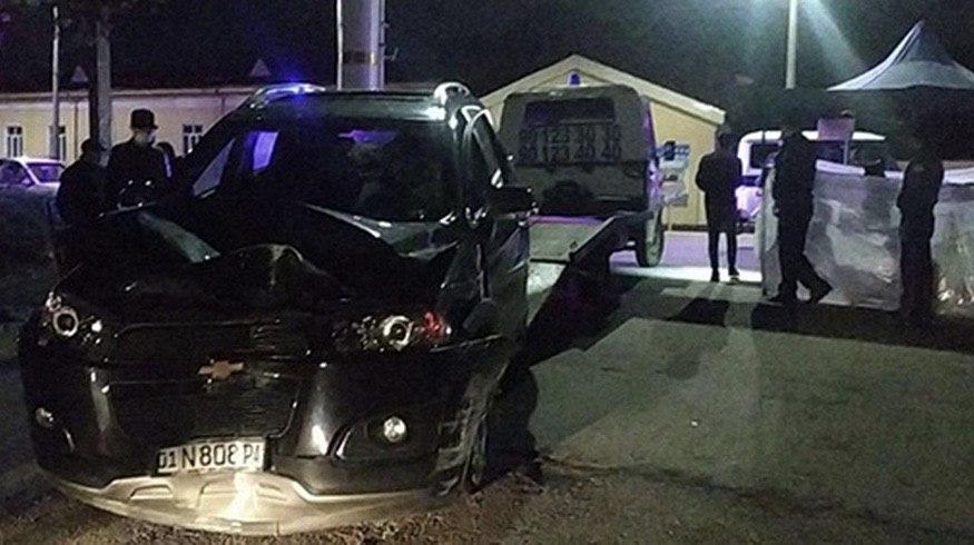 В Ташкенте пьяный водитель врезался в дерево и был задержан