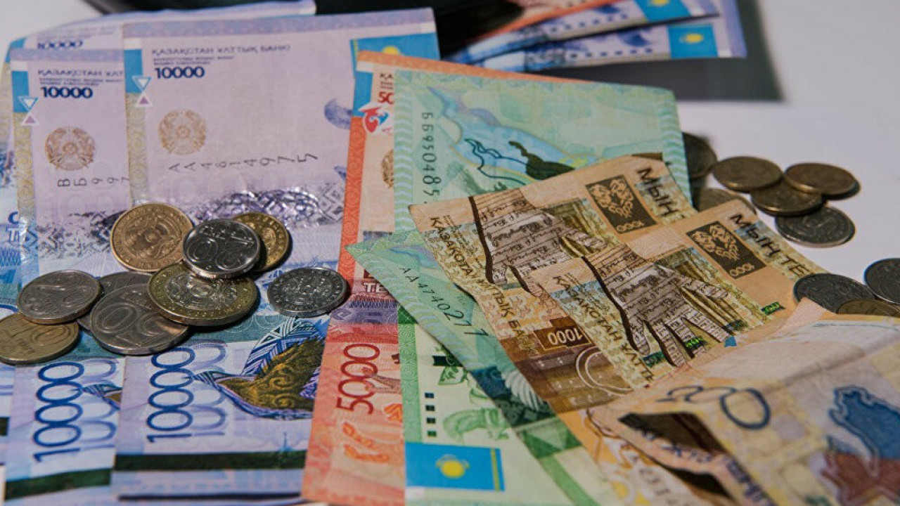 Казахстан ограничил снятие наличных денег с банковских счетов 
