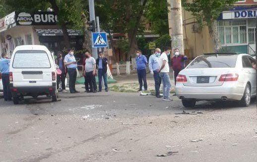 Mercedes влетел в автомобиль скорой помощи в Ташкенте – фото