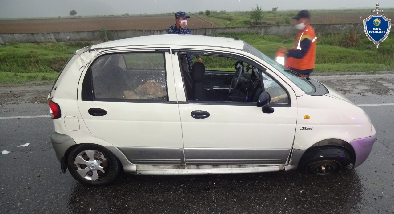 В Джизакской области водитель уснул за рулём и перевернулся: есть погибшие 