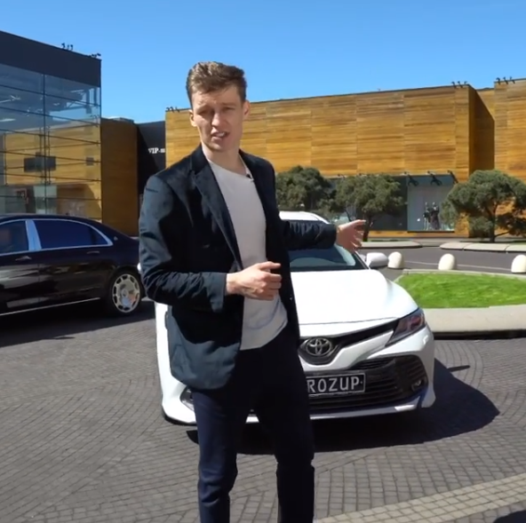 Toyota Camry сидя дома: узбекистанец выиграл авто у российского блогера 
