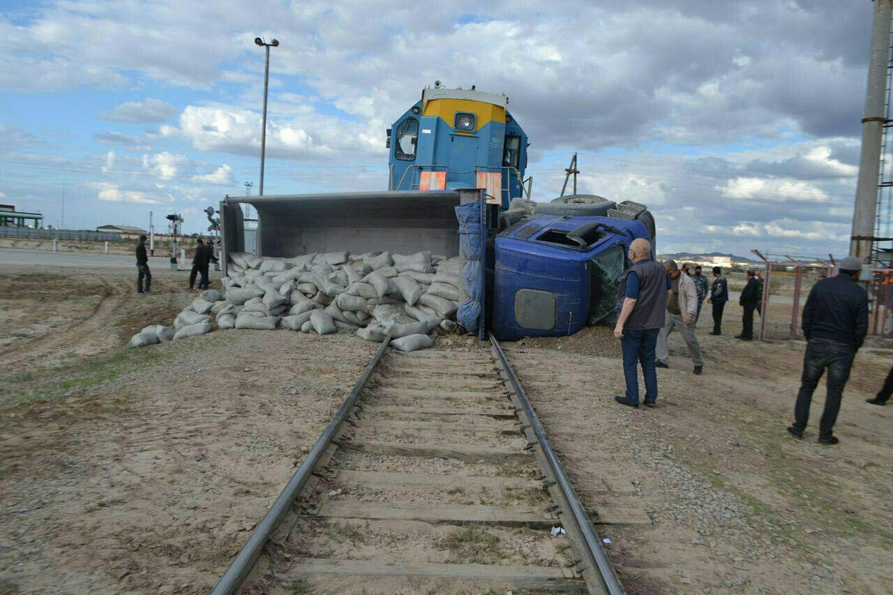 В Зарафшане поезд сбил грузовик