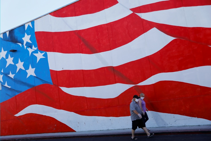 В США приспустят флаги в память о многотысячных жертвах коронавируса