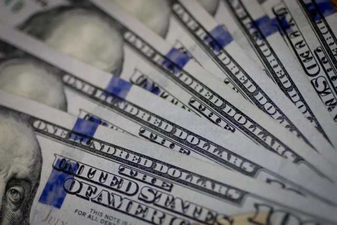 Опубликован курс валюты:  доллар не сбавляет оборотов