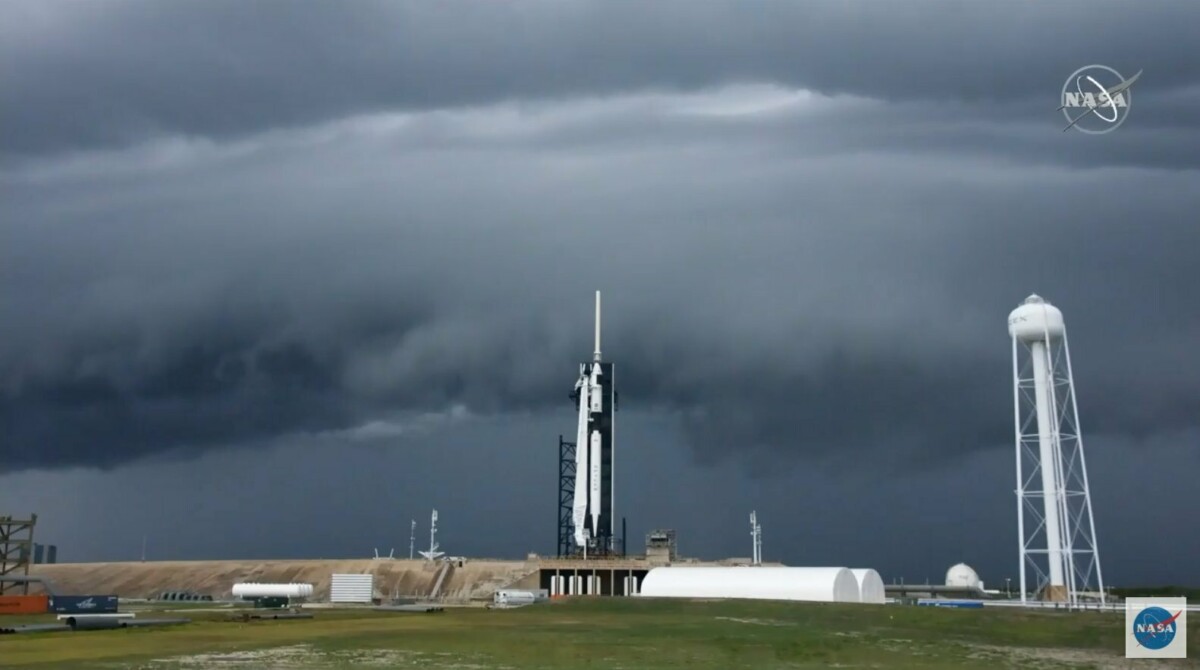 Первый пилотируемый запуск SpaceX отменили из-за погоды