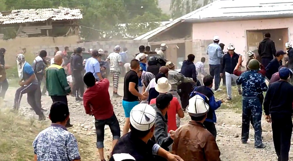 В Кыргызстане пострадало 25 человек во время конфликта на границе