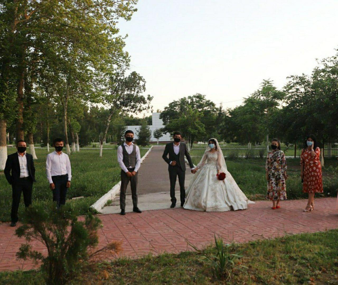 В Алмалыке сыграли первую свадьбу в условиях карантина