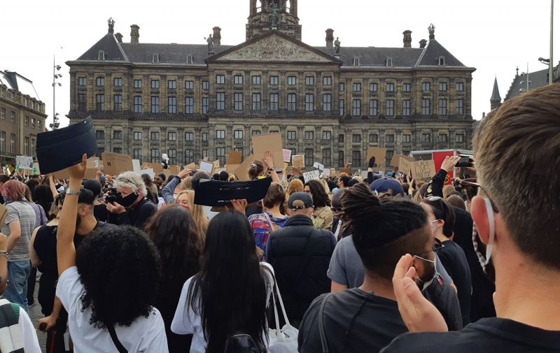 В Амстердаме тысячи людей несмотря на карантин организовали митинг в поддержку протестов США против расизма